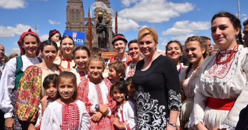 FOTOGALERIJA Grabar-Kitarović s argentinskim Hrvatima: 'Nadam se da će se mnogi od vas i vraćati u Hrvatsku'