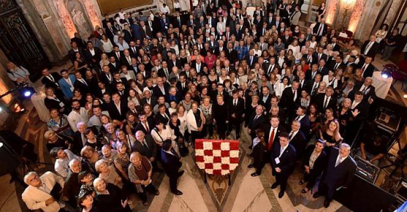 PREDSJEDNICA PODIJELILA ODLIKOVANJA I POZVALA NA POVRATAK ‘Škrta zemlja koja je otjerala u svijet generacije naših predaka sada je na cijeni’