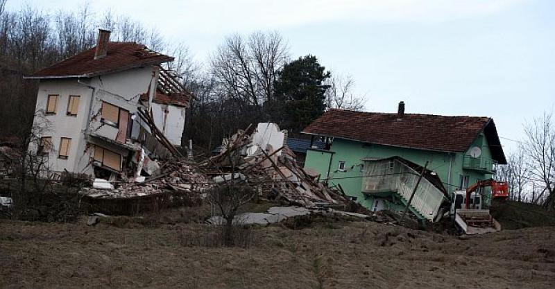 KATASTROFA U HRVATSKOJ KOSTAJNICI Najmanje šest obitelji u sekundi ostalo bez domova zbog klizanja tla