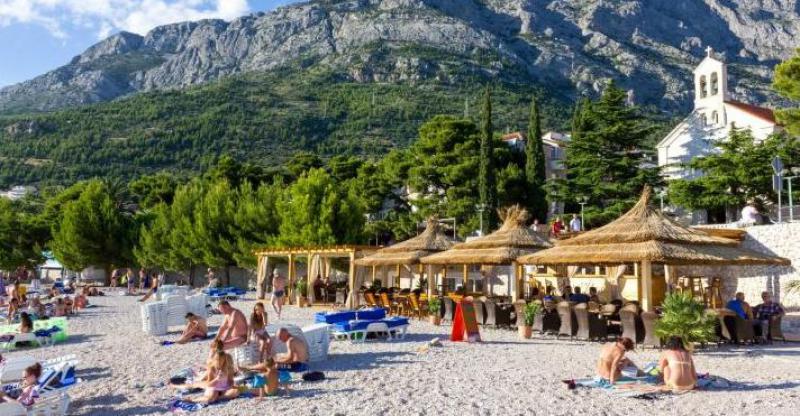 BAŠKA VODA Mjesto gdje Jadran nježno ljubi biserne plaže podno veličanstvenog Biokova
