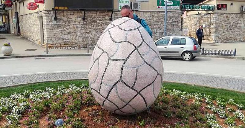 PISANICA OD 300 KILOGRAMA Postavljena u Poreču