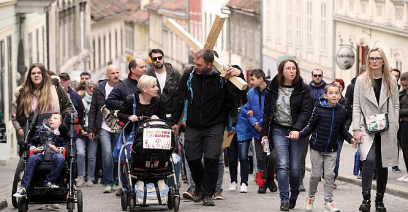 'ČOVJEKA S KRIŽEM' PUSTILI U VLADU 'Nećemo imati djece jer ih ne znamo zaštititi'