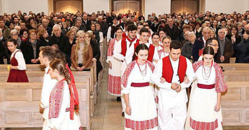 OVDJE, U DRUGOJ NAM DOMAJI Već 60 ljeta Tebe slavimo, jezik naš i običaje čuvamo, domu se nadamo