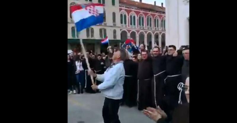 (VIDEO) FRATRI KOJI PJEVAJU 'BILI CVITAK' SU HIT Zapjevali u sav glas, a skakali još više