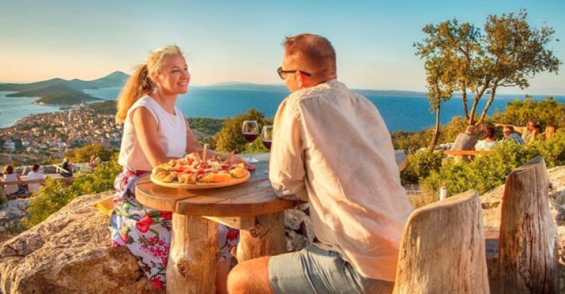 NAŠ OTOK MEĐU 11 NAJBOLJIH ODREDIŠTA ZA 2018. Posjetila najatraktivnije destinacije u 32 zemlje, hrvatskim ljepotama nije odoljela