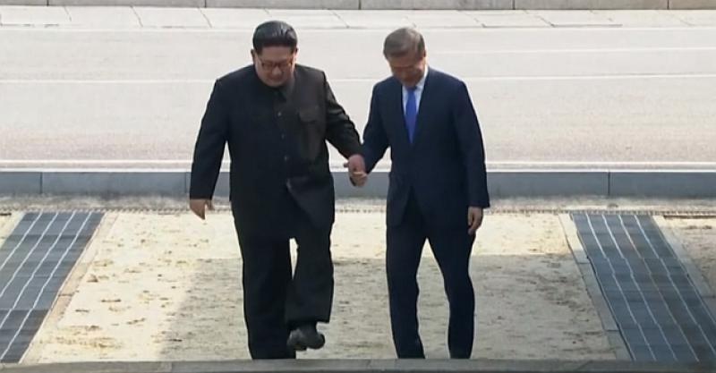 (VIDEO) POVIJESNI TRENUTAK Korejski predsjednici prešli liniju razdvajanja držeći se za ruke