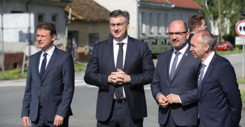 SJEĆANJE NA VELIČANSTVENU POBJEDU I ŽRTVU HRVATSKIH BRANITELJA Otkriven spomenik 'slobode, istine i mira'
