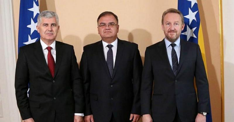 BAKIR, DRAGAN I MLADEN SUTRA KOD ANGELE Merkel će u Berlinu 'postrojiti' članove predsjedništva BiH