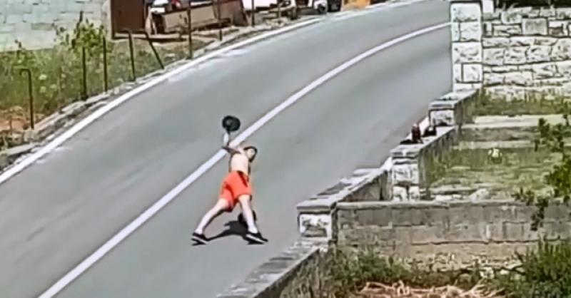 (VIDEO) U DALMACIJI NIKAD NIJE DOSADNO Nasred ceste radio vježbe s utezima