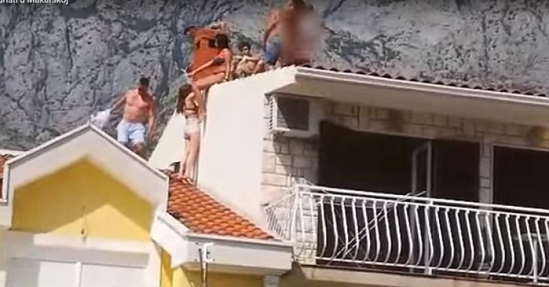 (VIDEO) I MEĐU TURISTIMA IMA IDIOTA Poljaci se popeli na krov kuće u Makarskoj pokazivali stražnjice prolaznicima