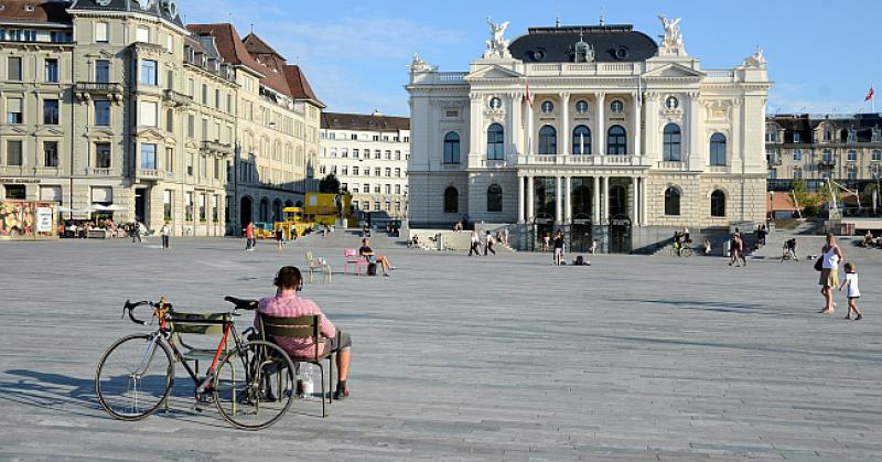 BOGATA I SKUPA ŠVICARSKA Medijalna plaća je 6502 franka prije plaćanja poreza