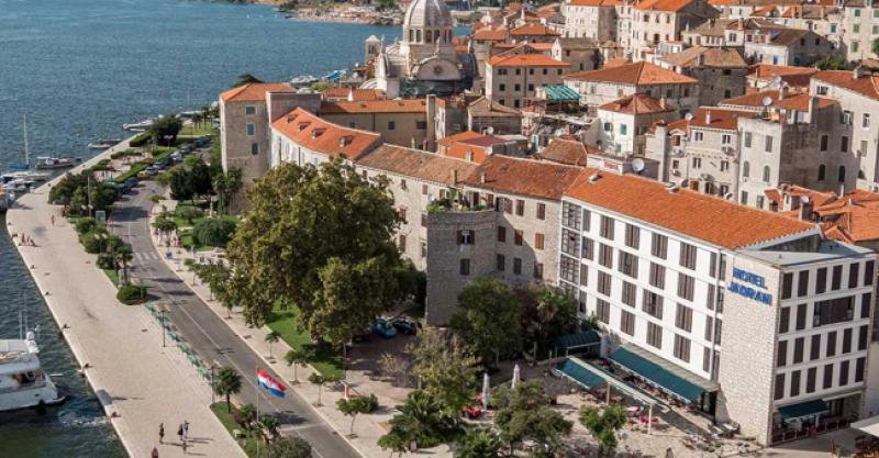 AKO TRAŽITE ODLIČNU LOKACIJU ZA LJETOVANJE Hotel ‘Jadran’ se nalazi u samoj staroj jezgri Šibenika