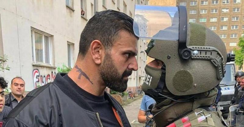 VJERUJETE LI SVEMU ŠTO PROČITATE? Ova fotografija 'agresivnog migranta' postala je viralna, a zapravo prikazuje...