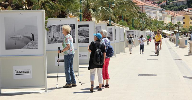'PRIJATELJI MORA' Jedinstvena izložba fotografija na trgovima i rivama hrvatskog Jadrana