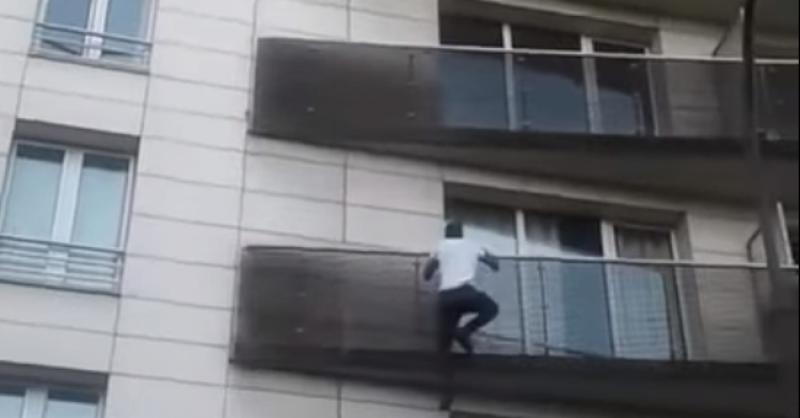 (VIDEO) NEVJEROJATAN PODVIG Francuska u ekstazi zbog mladića koji se popeo po zgradi da spasi dijete