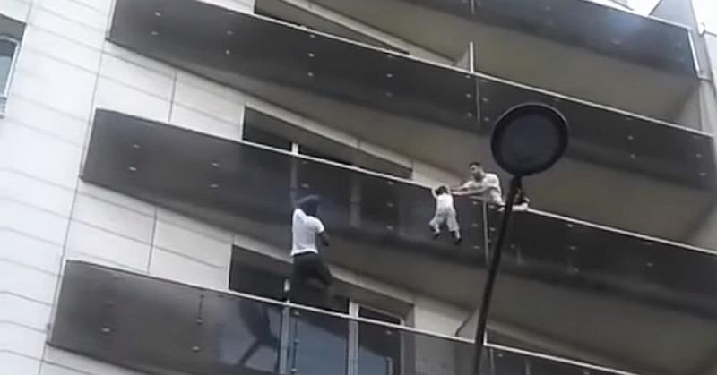 PRESTRAŠNO Objavljeno što je radio otac dok mu je hrabri stranac spašavao dijete od sigurne smrti