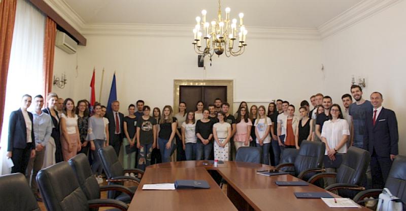 ULAGANJE U BOLJE SUTRA Studenti, Hrvati izvan Hrvatske, potisali ugovore o stipendiranju