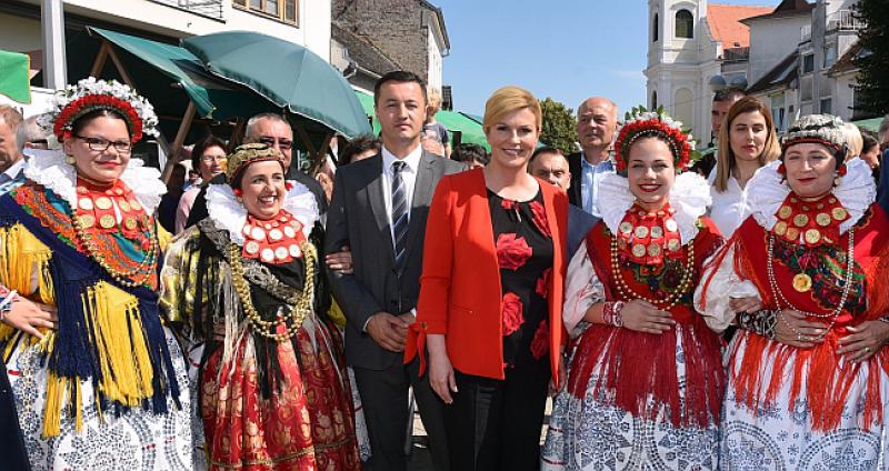 VIDEO Grabar-Kitarović zapjevala s tamburašima: ‘Hej Slavonci, Slavonija zove’