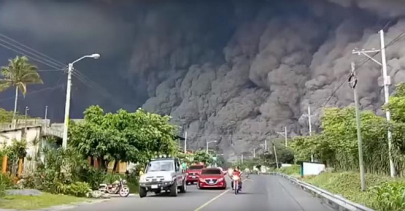 (VIDEO) ZASTRAŠUJUĆE SCENE Evakuacija pred gigantskim stupom dima eruptiranog vulkana