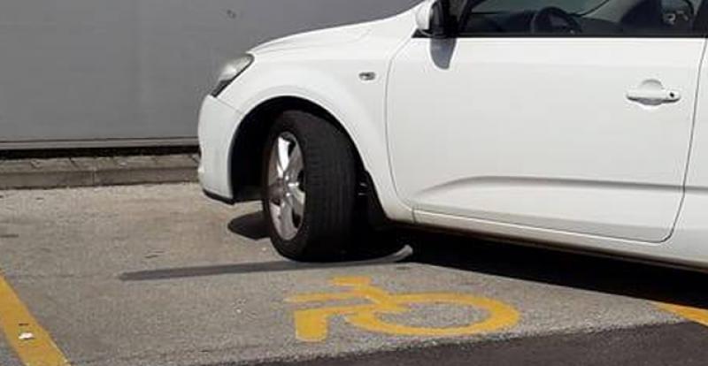 TKO JE TEBI DAO VOZAČKU? Pogledajte kako je bahati vozač parkirao u Sinju