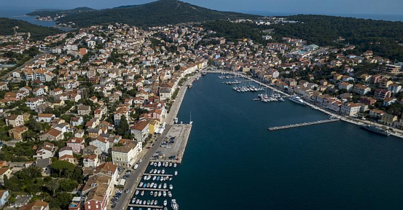 LUKSUZNA VOZILA U CENTRU MALOG LOŠINJA Kakva se rijetko viđaju na tamošnjim cestama