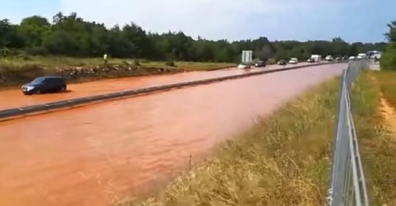 (VIDEO) NEVJEROJATNI PRIZORI S ISTARSKOG IPSILONA Automobili uhvaćeni u bujici
