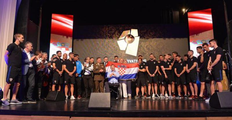 (VIDEO) HRVATSKI REPREZENTATIVCI U RUSIJU ĆE NOSITI POSEBNU ZASTAVU Dobili je od ministra Krstičevića