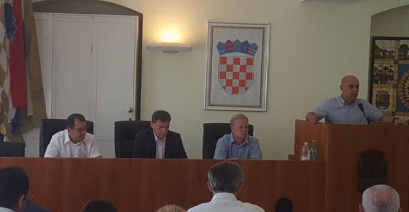 HDZ-OV ZASTUPNIK POSTAO HIT 'Mladi sele iz Hrvatske zbog roditelja koji im zagorčavaju život’