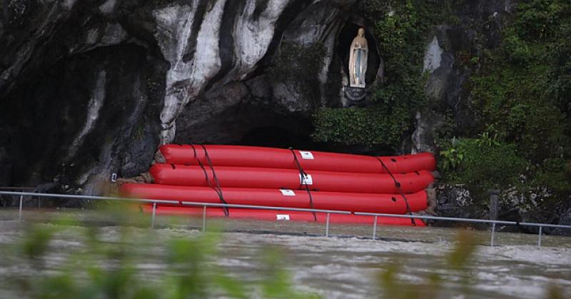 (FOTO, VIDEO) LURD POD VODOM Rijeka se izlila na svetište, poplavljen prostor ispred špilje Gospe Lurdske