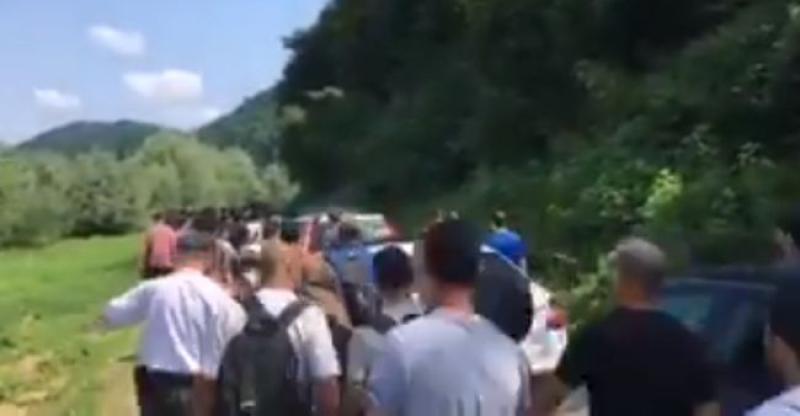 MIGRANTSKA KRIZA SVE VEĆI PROBLEM Migranti iz Velike Kladuše krenuli prema Hrvatskoj, zaustavljeni na granici