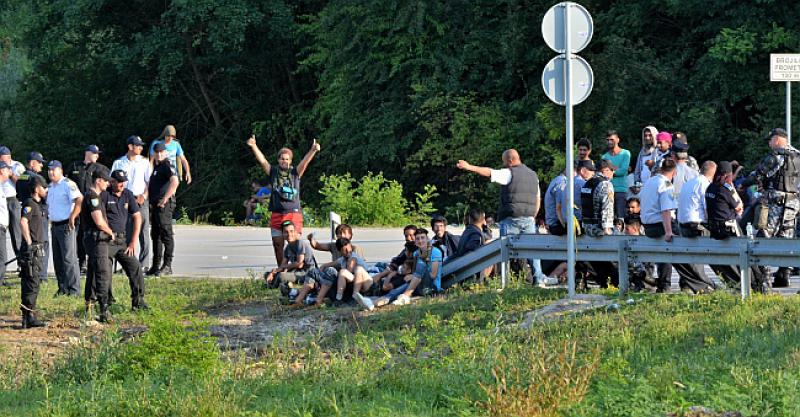 MIGRANTI IZ VELIKE KLADUŠE CIJELI DAN NA GRANICI U Hrvatsku bez dokumenata neće ući