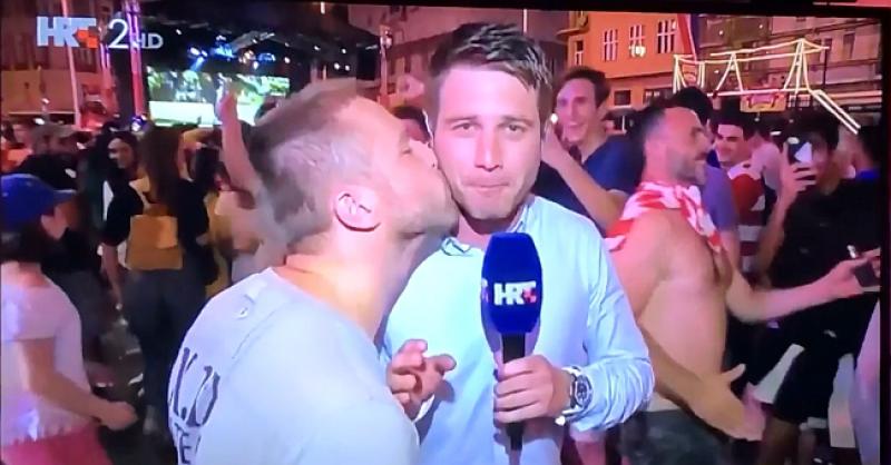 (VIDEO) PRESMIJEŠNO JAVLJANJE S TRGA BANA JELAČIĆA Pogledajte što su navijači radili novinaru HRT-a dok je pokušavao pričati