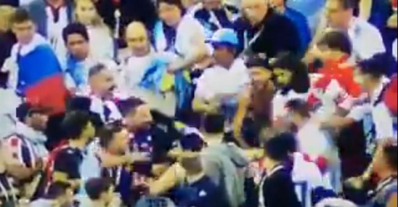 (VIDEO) OBJAVLJENA JOŠ JEDNA SNIMKA Argentinski navijač divljački udara Hrvata na tribinama!