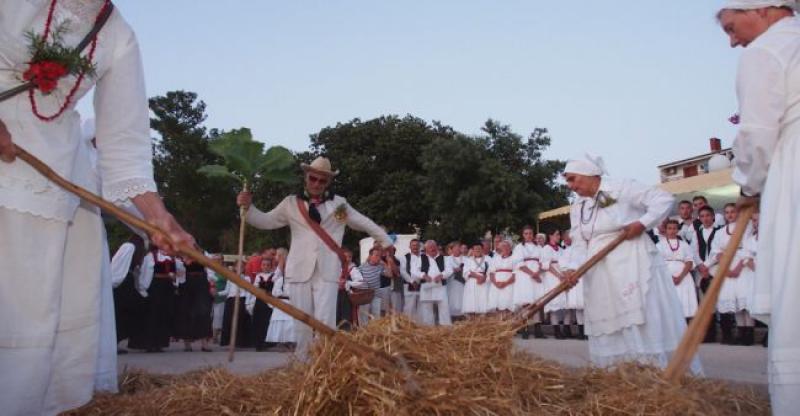 UZBUDLJIVA PRIČA O TRADICIJI Želite li saznati kako se plete mreža, mlaća slama ili pere roba 'po starinski' i uživati u tradiciji, posjetite Selce