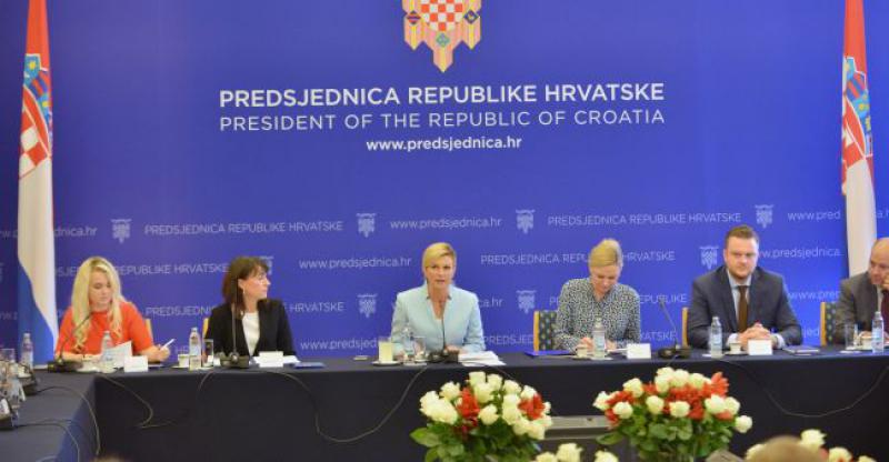PREDSJEDNICA DALA RIJEČ MLADIMA Govorili što je potrebno kako bi ostali u Hrvatskoj?
