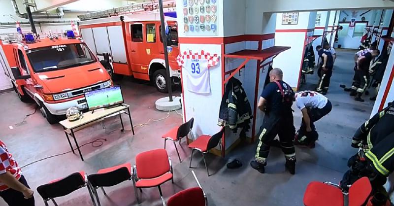 (VIDEO) I ONI BI GLEDALI UTAKMICU Vatrogasci sjajnim videom upozorili navijače da se danas ne 'igraju s vatrom'