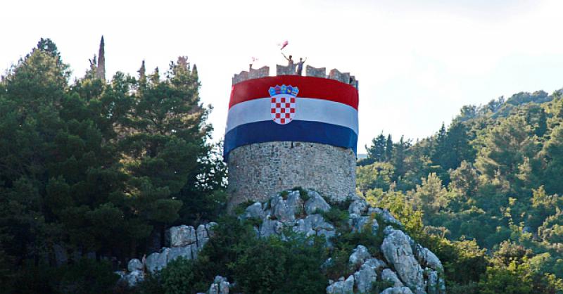 VRGORAC Na kuli izvješena dvadesetmetarska zastava