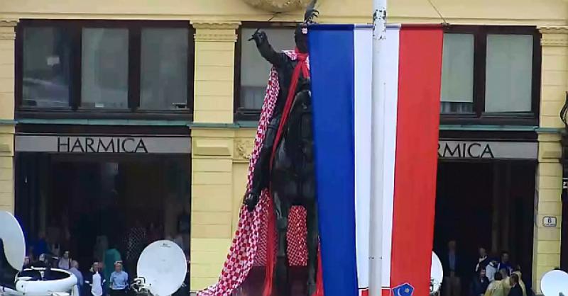(FOTO VIJEST) BAN JELAČIĆ DOBIO JE NOVI PLAŠT U crveno-bijelim kvadratićima