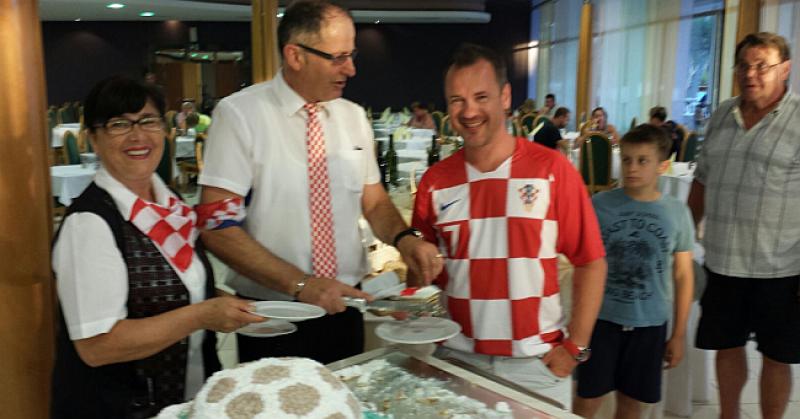 LIJEP POTEZ Vodički hotel Imperial počastio goste tortom u obliku nogometne lopte