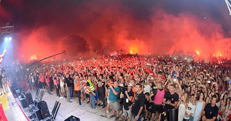 (FOTO, VIDEO) HRVATI SE NE DAJU S ULICA ‘Vatreni’ dočekani u Zadru, Splitu, Varaždinu, Karlovcu, Donjem Miholjcu, Rapcu….