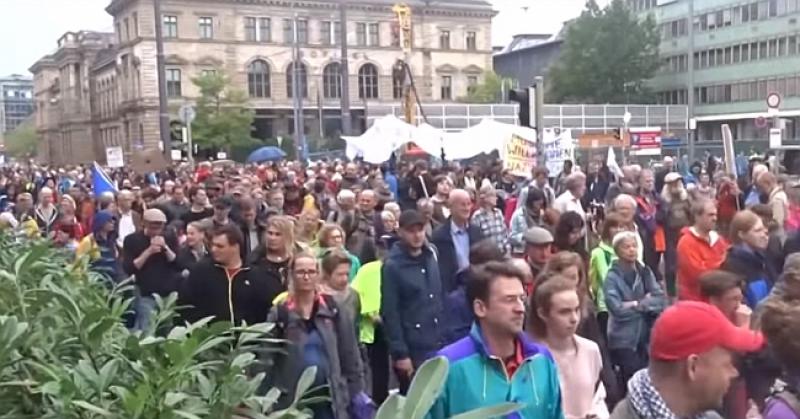 (VIDEO) VELIKI PROSVJED U MÜNCHENU Organizatori žele 'šareno' društvo, CSU krivi lijeve radikale za 'najgoru vrstu huškanja'
