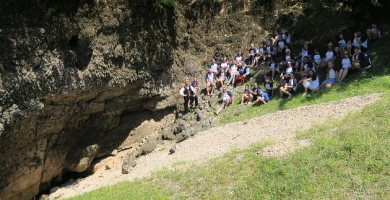 U ZAGORI, NA IZVORU… Uvijek ste se pitali kako izgleda izvor Čikole iz legendarnih ‘Čavoglava’? Australski Hrvati upravo su ga posjetili