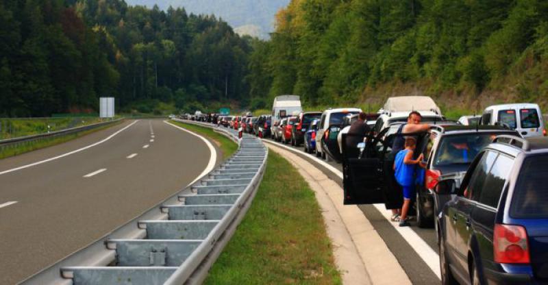 GUŽVA U SMJERU MORA Već se formirale kilometarske kolone