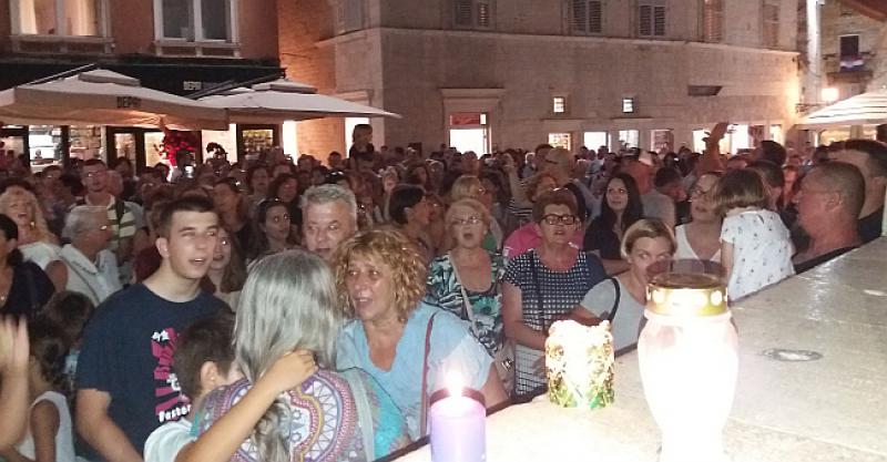 (VIDEO) PREDIVNO Splićani spontano ispunili trg i pjevali Oliverove pjesme