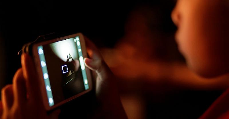 TREBAJU LI SVI TAKO? Francuska zabranila mobitele u osnovnim školama