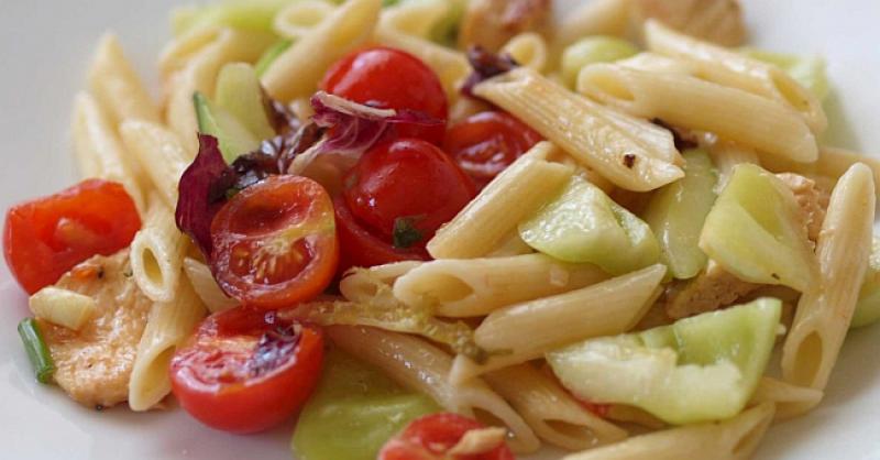 ZDRAVA I OSVJEŽAVAJUĆA Hladna salata s tjesteninom, piletinom i povrćem