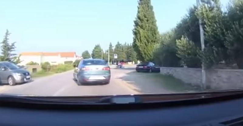 (VIDEO) UZNEMIRUJUĆA SNIMKA Prometna nesreća u Vodicama samo čudom nije završila tragično
