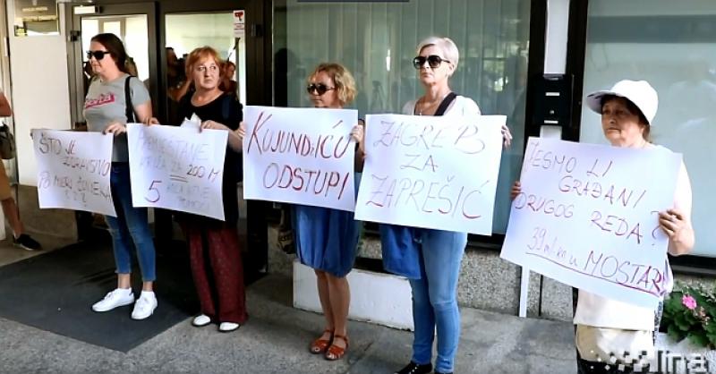 (VIDEO) PROSVJED ISPRED MINISTARSTVA ZDRAVSTVA 'Kujundžiću odstupi', '39 milijuna kuna u Mostar'...