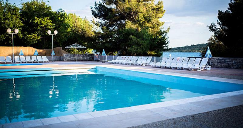 SJAJNA GLAZBENA VEČER Koncert Kaiser Blues Company i Cabaret a la carte u Hotelu Imperial u Vodicama