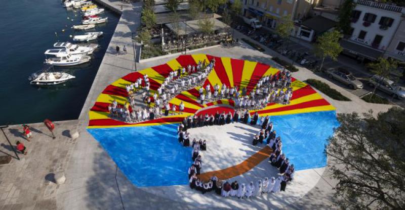 NARODNE NOŠNJE ZASJALE U PUNOM RUHU Pogledajte milenijsku fotografiju Šime Strikomana iz Selca